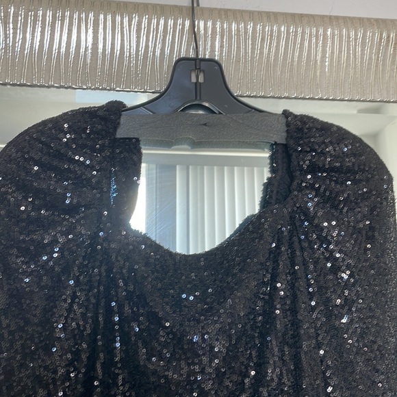✨✨🪩RAMY BROOK NEW YORK sequins zipper back cap sleeve blouse 😎 - Picture 7 of 12